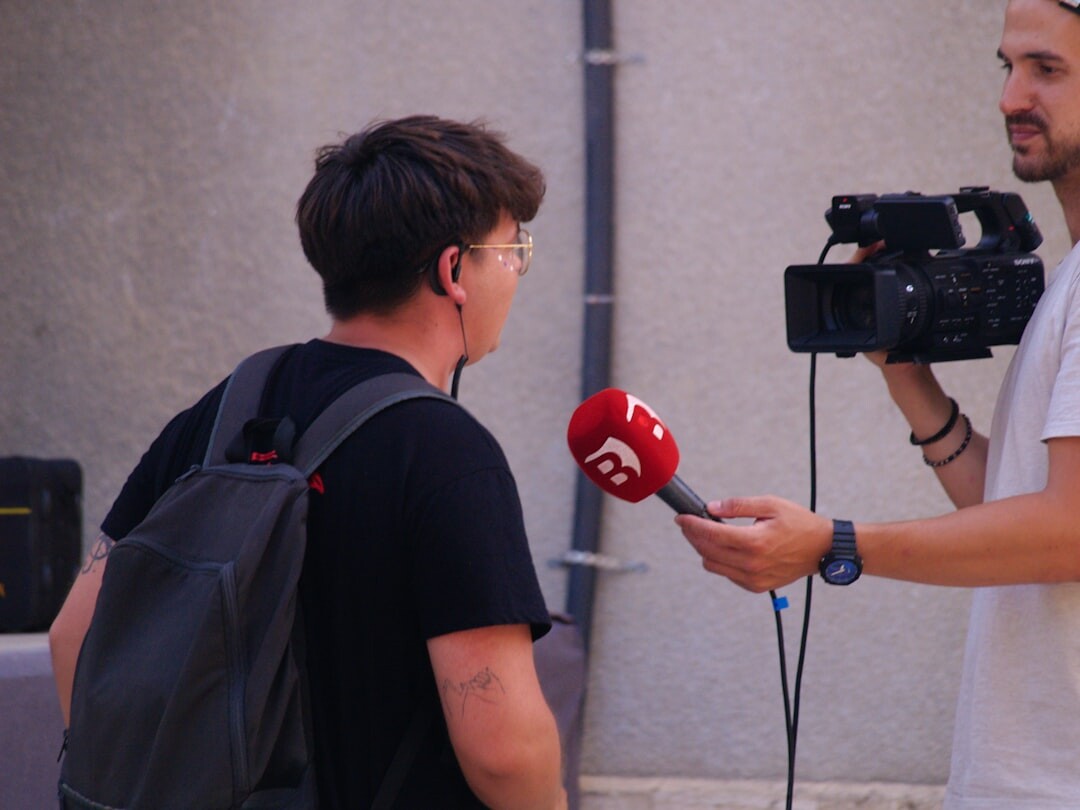 news reporter microphone